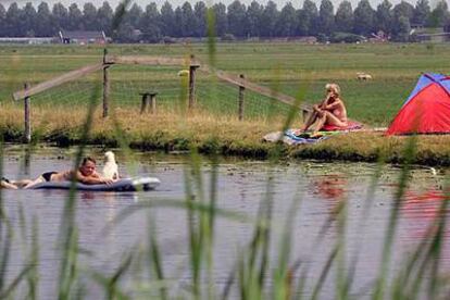 Un hombre se baña en un canal de Zoterwoude, en Holanda.