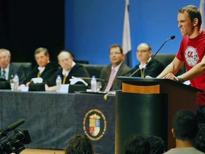 El portavoz de los estudiantes lee un manifiesto ante las autoridades acad&eacute;micas en el paraninfo.