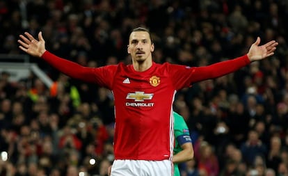 Ibrahimovic celebra un gol con el Manchester United.