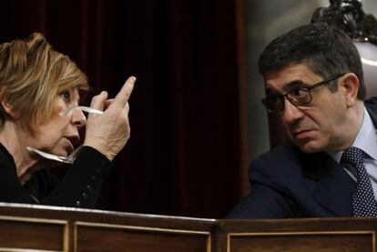 El presidente del Congreso Patxi López (d), escucha a la vicepresidenta, Celia Villalobos (i), durante la segunda sesión del debate de investidura del líder del PSOE, Pedro Sánchez, esta mañana en el Congreso de los Diputados.