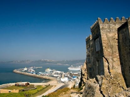 Vistas al puerto de T&aacute;nger desde la antiguas murallas de la kasbah.