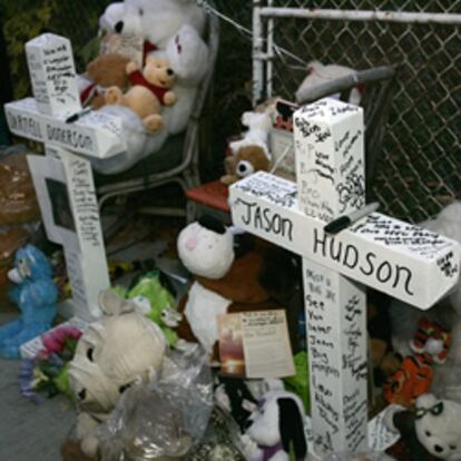 Vecinos y amigos han construido un memorial por la madre y el hermano de Jennifer Hudson, que fueron asesinados el viernes 24 de octubre en su casa de Englewood, Chicago