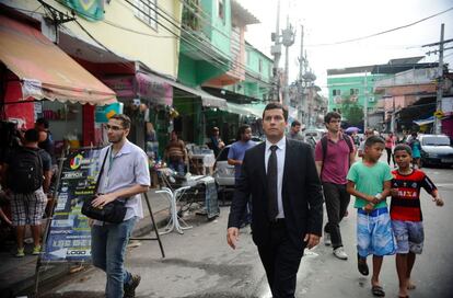 O defensor público Fábio Amado no Complexo do Alemão, em 2014.