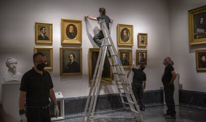 Varios operarios trabajan en una de las salas del Museo del Prado.