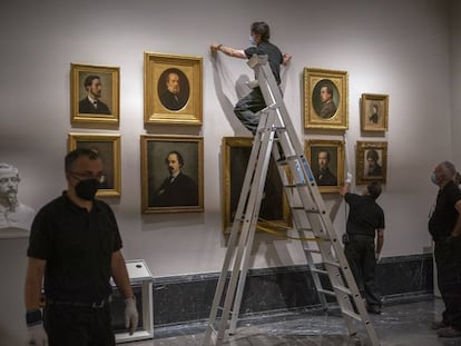 Varios operarios trabajan en una de las salas del Museo del Prado.