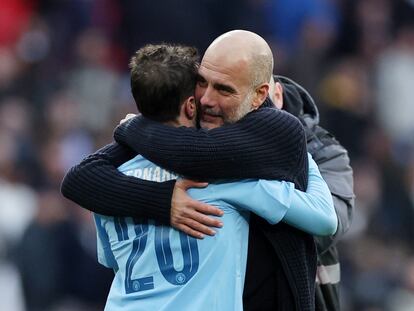 Bernardo Silva y Pep Guardiola se abrazan al finalizar el partido en Wembley.