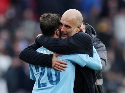 Bernardo Silva y Pep Guardiola se abrazan al finalizar el partido en Wembley.