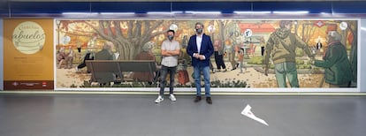 El consejero de Transportes, Ángel Garrido (derecha),  y el artista Paco Roca presentan un mural que homenajea a los mayores en la estación de metro de Plaza de Castilla.