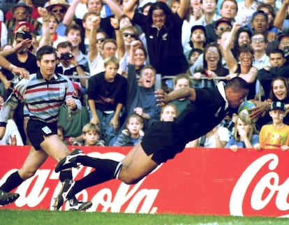 Lomu anota un ensayo ante Inglaterra en 1995.