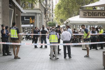 La zona de davant de la joieria, acordonada pels agents dels Mossos.
