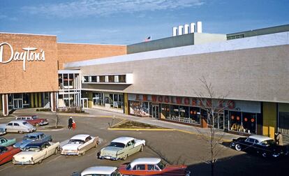 Southdale, el centro comercial estadounidense que en 1956 acuñó la tipología de centro comercial suburbano como espacio cerrado al exterior.