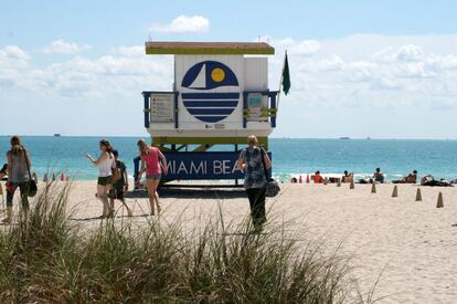 Caseta de vigilancia con el cartel de Miami Beach a la altura de la calle Cinco, en South Beach.