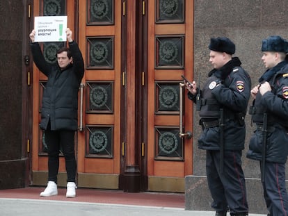 Un activista hace un 'piquete solitario' a las puertas de la Duma para protestar contra la reforma de la Constitución, este miércoles en Moscú.