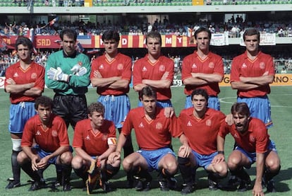 Zubizarreta volvió a ser el portero titular de la selección en el Mundial de Italia, en 1990 y con Luis Suárez en el banquillo. En la imagen, posa junto a los otros 10 titulares antes del partido de octavos contra Yugoslavia, en el que España quedó eliminada tras caer por 2-1.