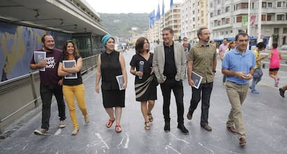 Arnaldo Otegi, junto a David Fernández, Nerea Idigoras, Oihana Etxbarrieta, Helena Franco, Unai Pascual e Iñigo Iruin.