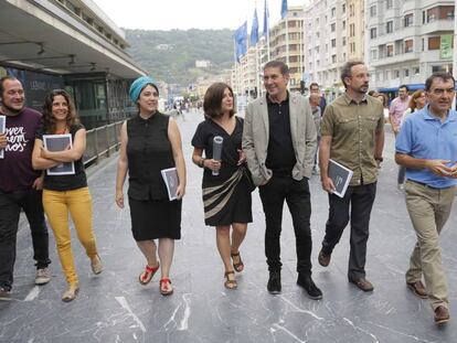 Arnaldo Otegi, junto a David Fernández, Nerea Idigoras, Oihana Etxbarrieta, Helena Franco, Unai Pascual e Iñigo Iruin.