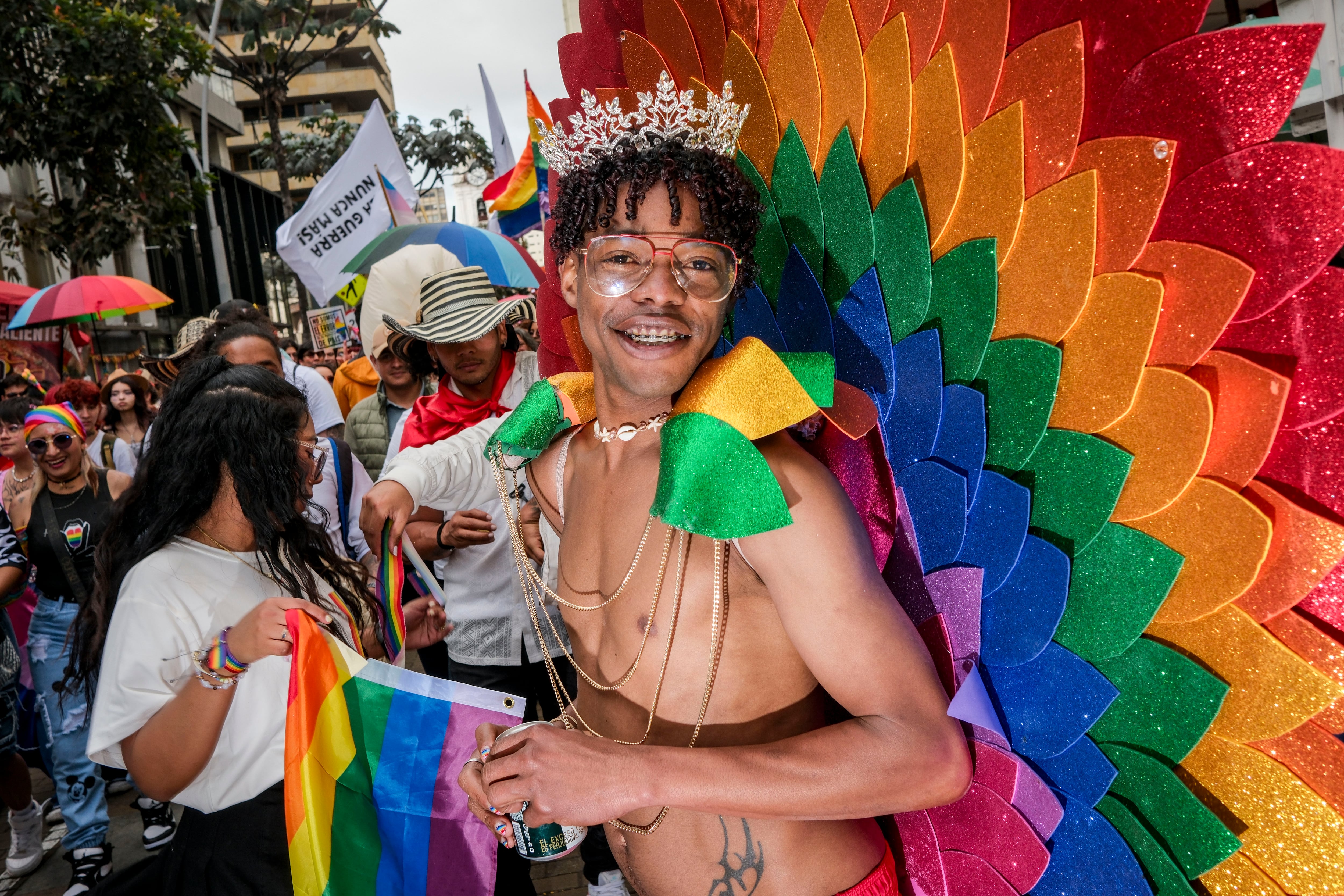 Miles de personas asisten a la Marcha del Orgullo en Bogotá, Colombia, este domingo.