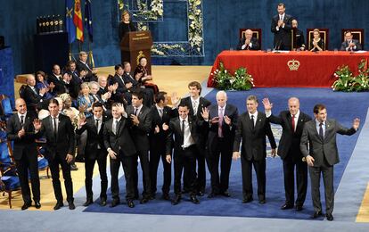 El grupo de jugadores de la selección española de fútbol que recogieron el Premio Príncipe de Asturias saludan al público en el Teatro Campoamor