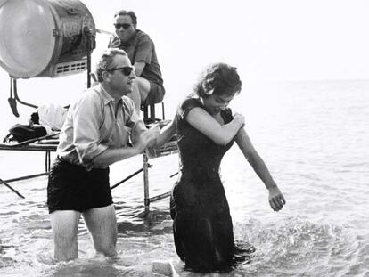 Jules Dassin y Gina Lollobrigida en el rodaje de la película 'La Ley' de 1958