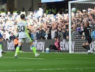 Nico O'Reilly marca el primer gol del Manchester City ante el Chelsea.