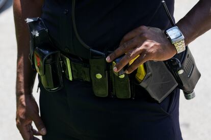 Un miembro de la policía de Atlanta (Georgia, EEUU) portando una pistola táser en su cinturón.