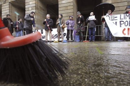 Manifestación del BNG ante el Ayuntamiento de Santiago, con escobas y fregonas para reclamar “limpieza”.