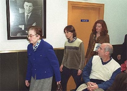 La madre, la viuda y la hermana de Joseba Pagazaurtundua, ayer en la sede del PSE de San Sebastián.