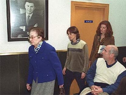 La madre, la viuda y la hermana de Joseba Pagazaurtundua, ayer en la sede del PSE de San Sebastián.