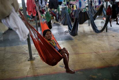 Una mujer indígena Warao, población que se concentra en el delta del Orinoco, en el este de Venezuela, descansa en una hamaca en un refugio en la localidad de Boa Vista (Brasil), en el Estado fronterizo de Roraima.