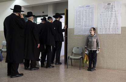 En total, una treintena de formaciones se disputarán los 120 escaños del Parlamento israelí (Knesset), y al que se accede con un mínimo del 3,25% de los votos válidos. En la imagen, ultra ortodoxos judíos esperan su turno para vota en Bnei Brak (Israel).