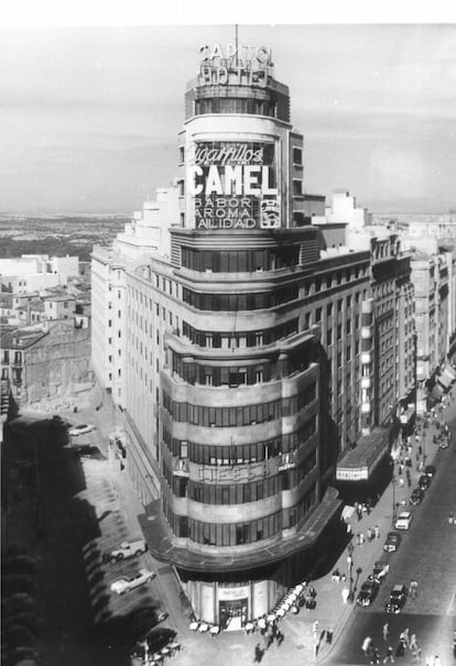 El edificio Carrión se inauguró el 14 de octubre de 1933. Fue construido durante una situación económica muy delicada y se convirtió inmediatamente en la obra más importante de Madrid. Su chaflán, que rompe en dos la Gran Vía, pasó a ser una referencia tanto para los madrileños como para todos aquellos que visitaban la ciudad.