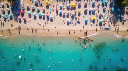 Bañistas en una playa de España.