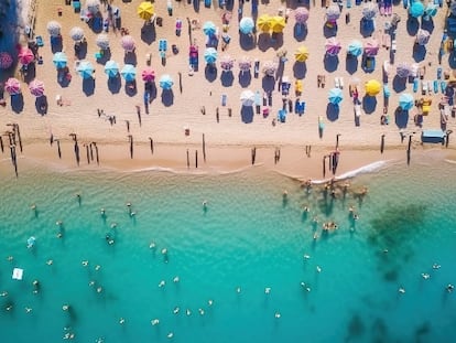 Bañistas en una playa de España.