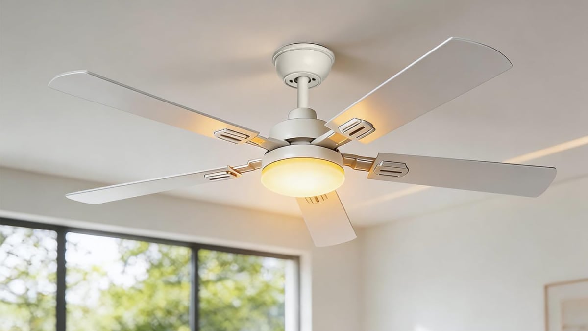 Ventilador de techo silencioso de cinco aspas y luz incluida, de Aigostar.