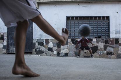 Utilizan el fútbol como un medio para inculcar valores y disciplina a más de 3.000 niños, niñas y adolescentes en situación de riesgo social distribuidos en 24 escuelas. El deporte se usa como herramienta para combatir los tiempos de ocio, disminuir de la violencia y propiciar un proyecto de vida involucrando a la comunidad. Caracas encabeza la lista de las ciudades más peligrosas del mundo con 130 homicidios por cada 100.000 habitantes y el barrio de Petare tiene el pico más alto en cuanto a asesinatos. Muchos jóvenes ven como única salida la delincuencia como forma de supervivencia.