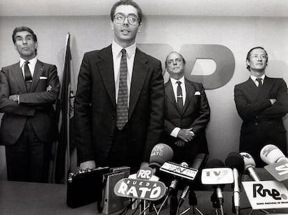 Alberto Ruiz-Gallardón, es nombrado secretario general de AP, en sustitución de Jorge Verstrynge (derecha). En el centro, Manuel Fraga, junto al vicepresidente Fernando Suárez, el 2 de septiembre de 1986.