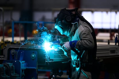 Un trabajador  en una factoría.