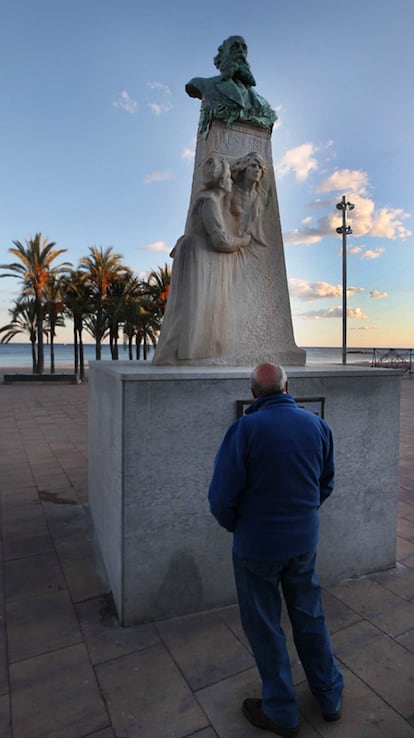 Escultura en homenaje al doctor Esquerdo, en La Vila.