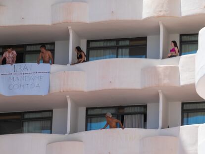 Varios jóvenes que permanecen en aislamiento en el hotel Palma Bellver de Palma, este martes.