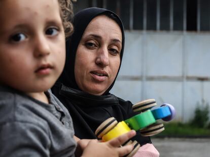 Shler, un emigrante kurdo de 37 años, con su hijo Parva, de dos, en el patio del centro de acogida de refugiados Fraternità Massi de Oulx, en Italia.