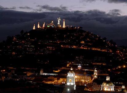 El Nacimiento del cerro de El Panecillo, en Quito, es el que se encuentra a más altitud del mundo. La instalación esta compuesta por la figura de San José, de 36 metros de alto, los tres Reyes Magos de entre 29 y 31 metros, un buey de 10 por 6 metros, y un asno de 8 por 4 metros, todos ellos realizados con luces de colores. Además, la figura de María, realizada con 7.000 piezas de aluminio por el español Agustín de la Herrán Matorral, es una réplica de la virgen apocalíptica del escultor quiteño Bernardo de Legarda (siglo XVIII).