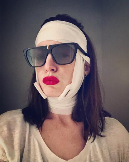 Anne Hathaway ha compartido en sus redes sociales esta imagen en la que se ve a la actriz convertida en momia.
