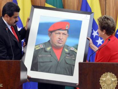 Maduro regala a Rousseff una foto de Chávez.