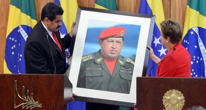 Maduro regala a Rousseff una foto de Chávez.