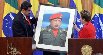 Maduro regala a Rousseff una foto de Chávez.