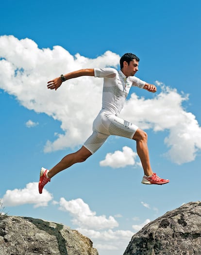 Kilian Jornet. Catalán, de 23 años, es cuatro veces campeón mundial de skyrunning (carreras de montaña).Ha llegado a sentir alucinaciones mientras corría por los montes circundantes al lago Tahoe, en California, a lo largo de 280 kilómetros. Subió y bajó el Kilimanjaro (5.891 metros) en siete horas y quince minutos, destrozando el anterior récord. ¿Por qué hacer todo esto? "Las montañas son el lugar perfecto donde poder expresarme. Están vivas. Tienen un alma que hay que comprender".