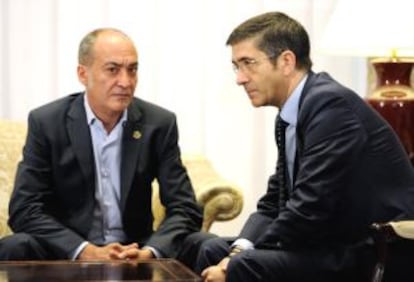 El lehendakari, Patxi López, con el diputado general de Gipuzkoa, Martin Garitano.