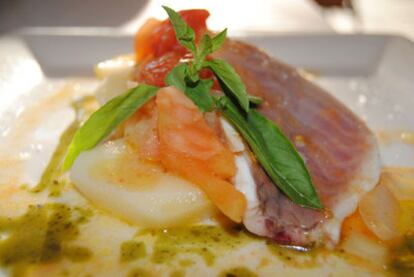 Dorada en costra de sal con compota de tomate con albahaca y patatas ahumadas.