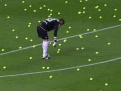 Varas recoge pelotas de tenis de su área en el Sevilla-Levante.