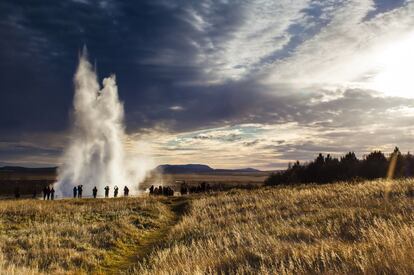 A lo largo y ancho de su extensión, el planeta se toma sus respiros en forma de géiseres sorprendentes, como los que invitan a un baño en los Andes hasta los que juegan con el hielo y el fuego en Islandia. Estos son algunos de los chorros de agua caliente más llamativos del mundo...